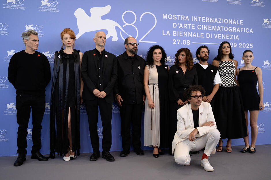 Delegazione del film The voice of Hind Rajab di Kaouther Ben Hania (tra cui Kaouther ben Hania, Saja Kilani, Clara Khoury, Motaz Malhees, Amer Hlehel) al photocall del film alla 82a Mostra del Cinema di Venezia, mercoledì 3 settembre 2025