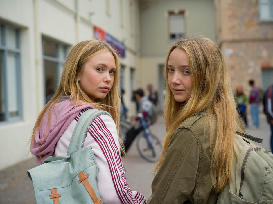 (S-D) Lily Riser played by (Tallulah Evans) and Abby Riser played by (Delphi Evans) in Girl Taken 1x01