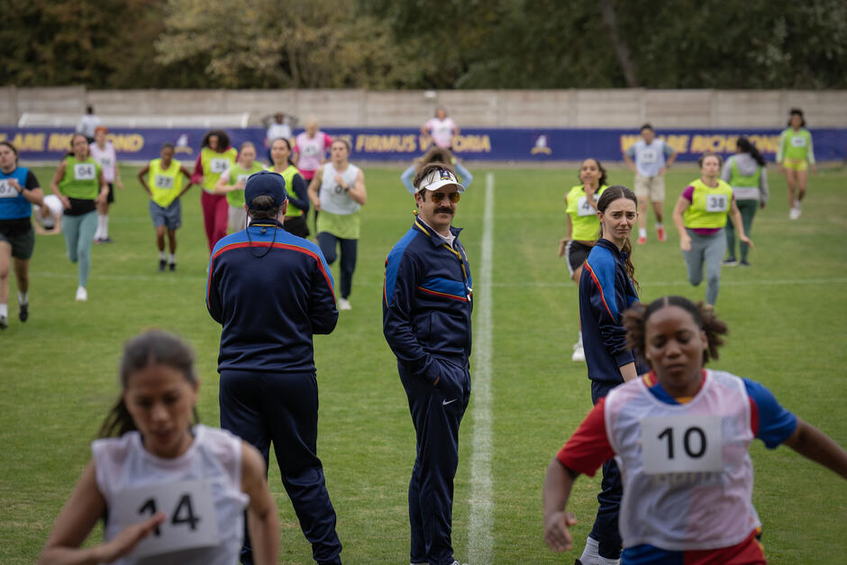 Brendan Hunt, Jason Sudeikis e Tanya Reynolds in Ted Lasso - Stagione 4