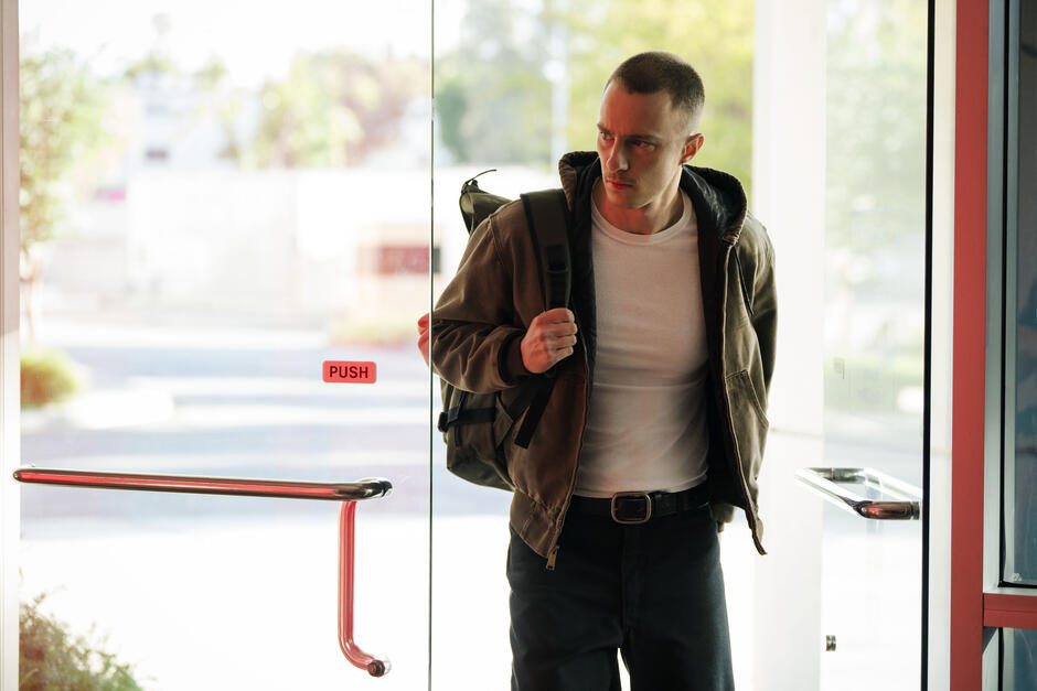 Drew Starkey in Lucky 1x04