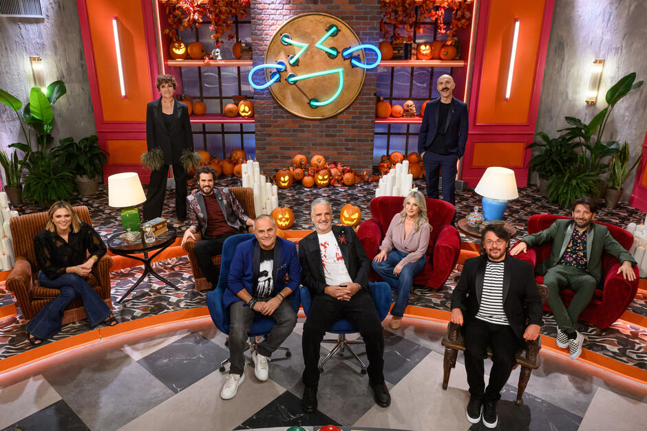 LOL Halloween Special - Il cast Maccio Capatonda, Katia Follesa, Lucia Ocone, Herbert Ballerina, Brenda Lodigiani e Andrea Pisani insieme ai conduttori Giorgio Gherarducci e Marco Santin (Gialappa's Band)