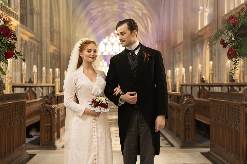 Irene (Millie Gibson) e Soames (Joshua Orpin) in The Forsyte Saga - First Look