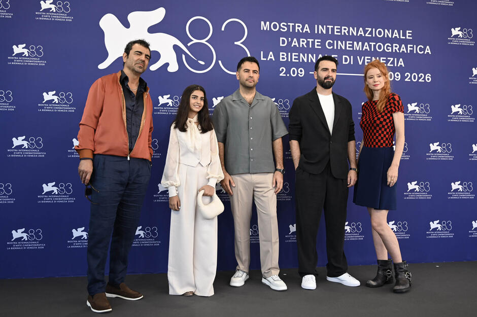Delegazione del film Moragheb (Falling House) (tra cui Behzad Khalaj, Mohsen Gharaei, Elena Khakbazan) al Festival del Cinema di Venezia 83, giovedì 3 settembre 2026