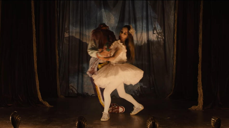 Abigail, scena da trailer film thriller di Matt Bettinelli-Olpin e Tyler Gillett