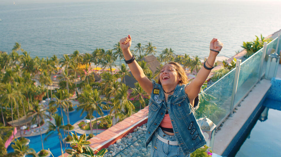 Regina Reynoso in Acapulco 2x05