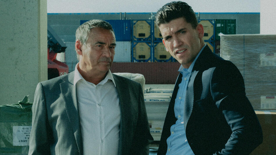 Eduardo Fernández, Jaime Lorente in Mano De Hierro 1x01