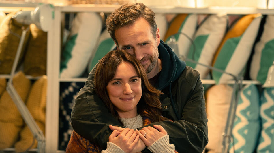 Rafe Spall e Esther Smith in Trying 3x01