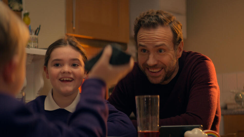 Eden Togwell e Rafe Spall in Trying 3x02