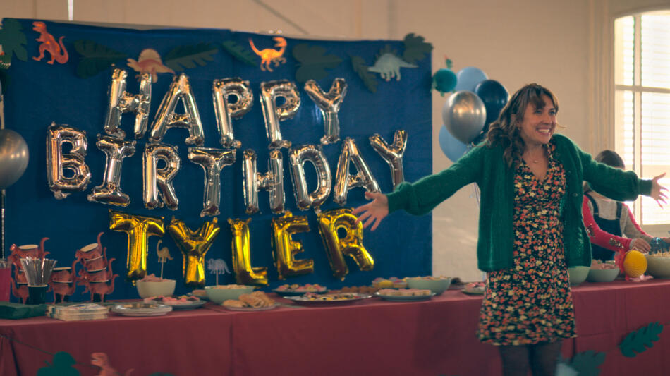 Esther Smith in Trying 3x04