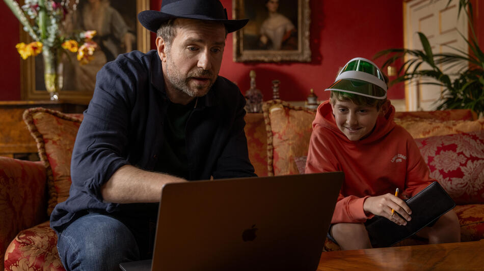 Rafe Spall e Cooper Turner in Trying 1x03