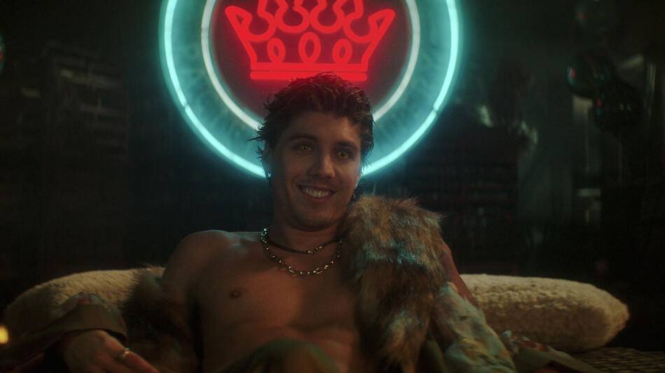 Lukas Gage in Dead Boy Detectives 1x02