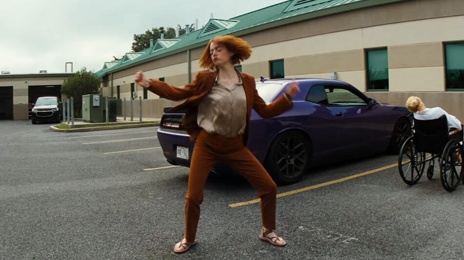 Emma Stone in Kinds Kindness di Yorgos Lanthimos, scena da promo