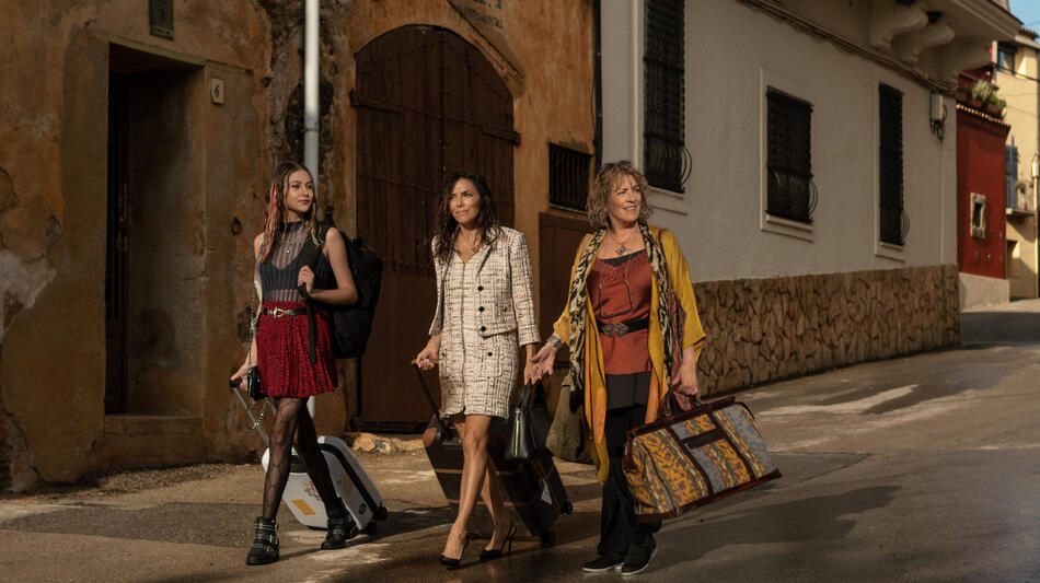 Victoria Bazúa, Eva Longoria e Carmen Maura in Tierra de mujeres - Intrecci di vite 1x01