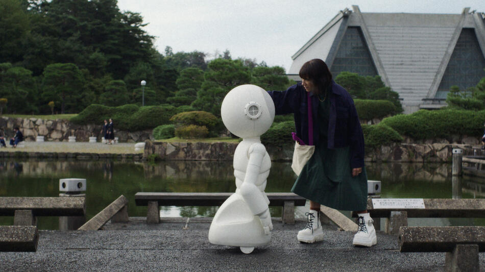 Rashida Jones in Sunny 1x02