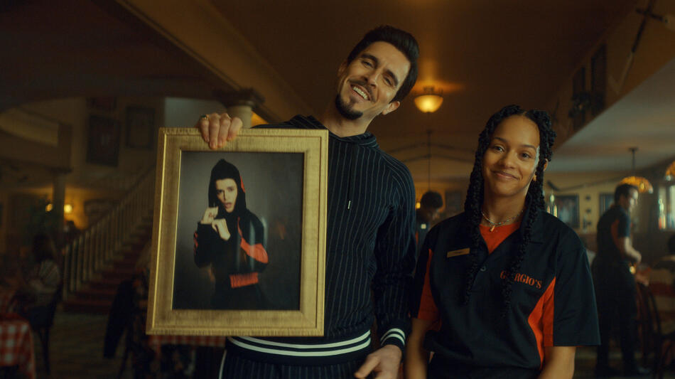 Josh Segarra e Djouliet Amara in Il premio del destino 2x04