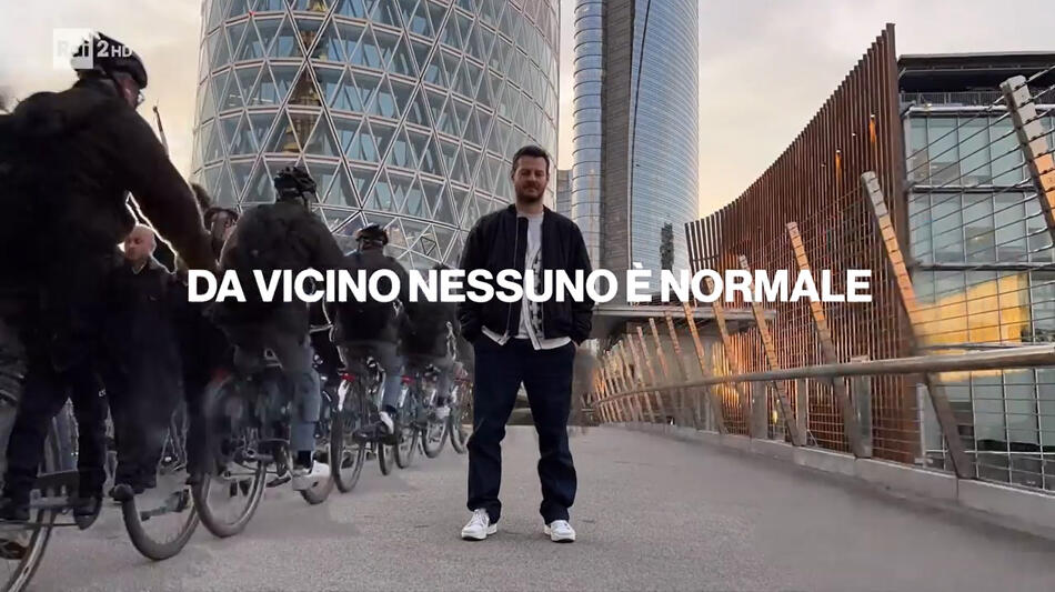 Alessandro Cattelan nel promo di 'Da vicino nessuno è normale'