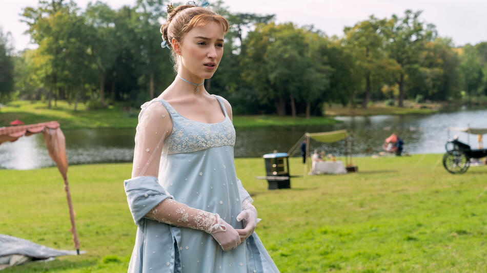 Phoebe Dynevor in Bridgerton 1x02
