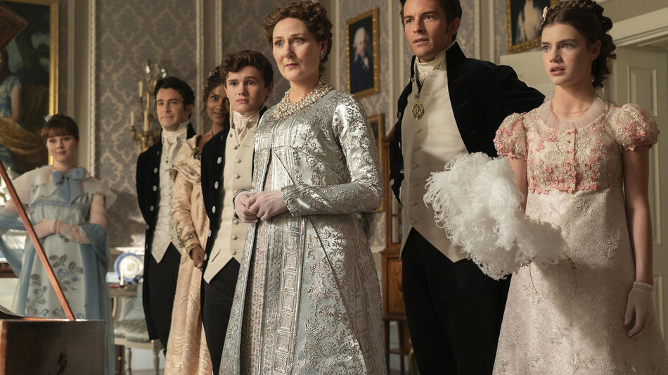 Claudia Jessie, Luke Thompson, Simone Ashley, Will Tilston, Ruth Gemmell, Jonathan Bailey, Florence Hunt in Bridgerton 3x01