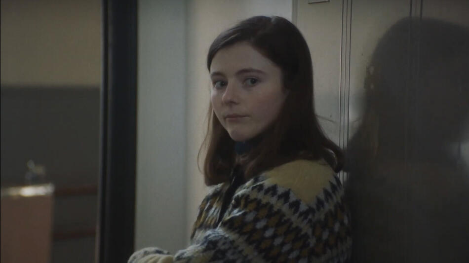 Eileen,scena da clip Moi - film Eileen con Thomasin McKenzie e Anne Hathaway