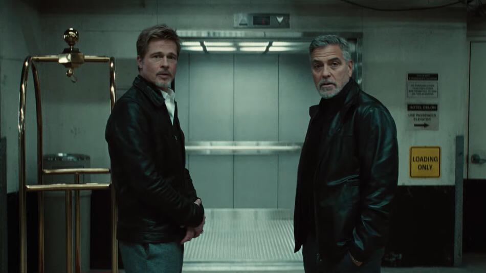 George Clooney e Brad Pitt in Wolfs - Lupi solitari, scena da trailer