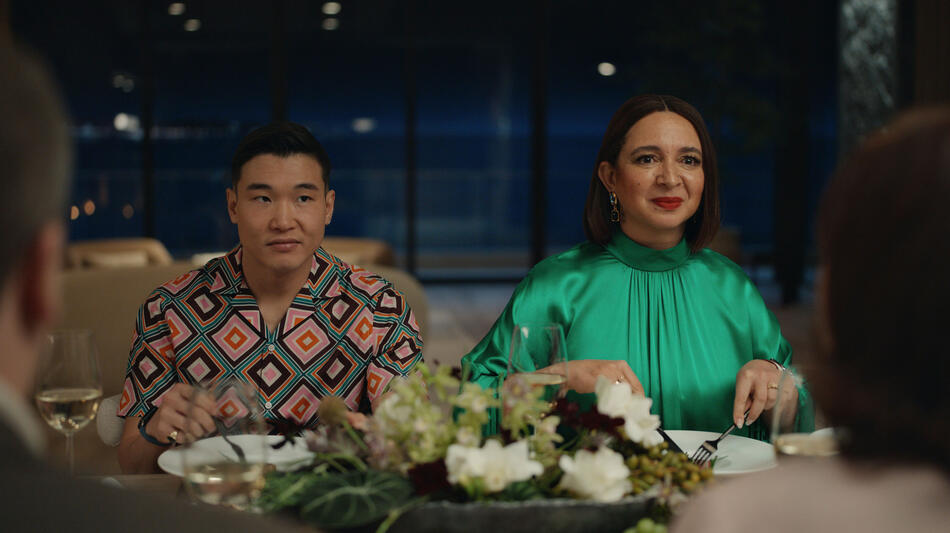 Joel Kim Booster e Maya Rudolph in Loot 2x03