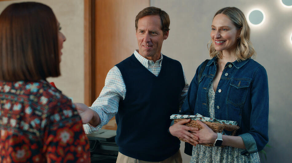 Nat Faxon e Hayley Magnus in Loot 2x07