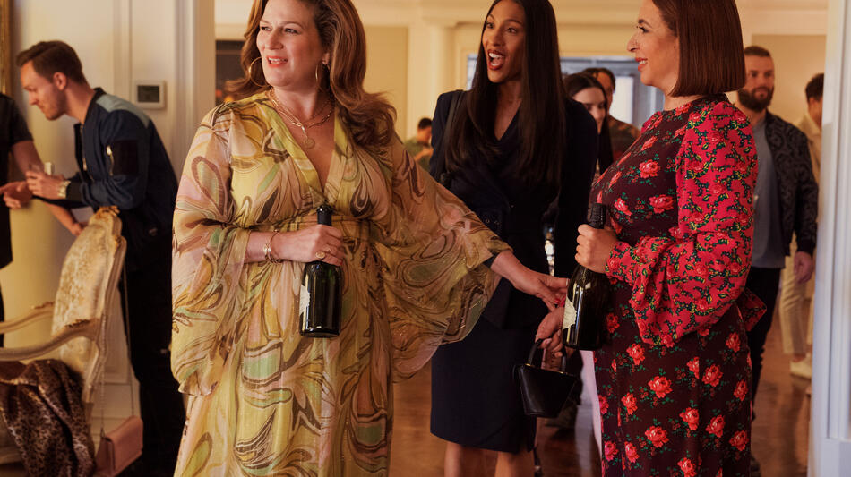 Ana Gasteyer, Michaela Jaé Rodriguez e Maya Rudolph in Loot 2x08