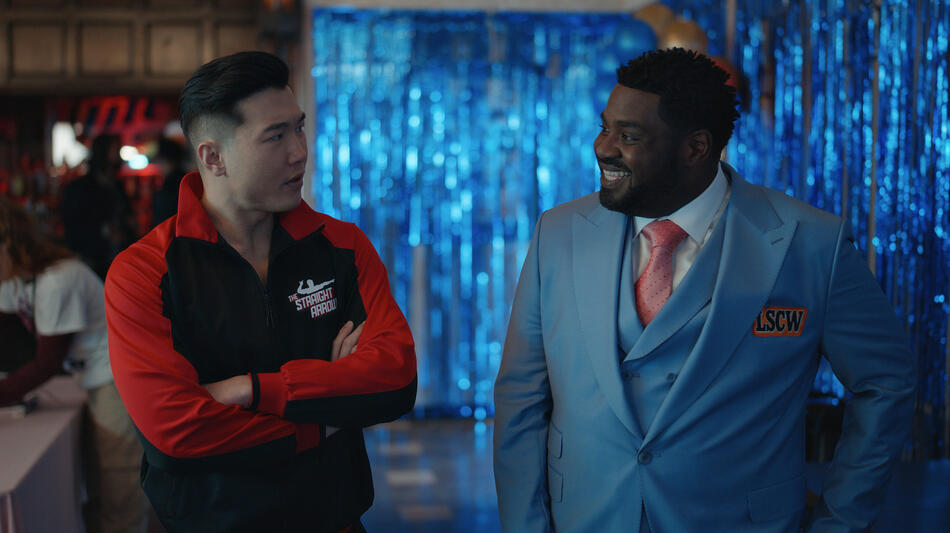Joel Kim Booster e Ron Funches in Loot 2x09