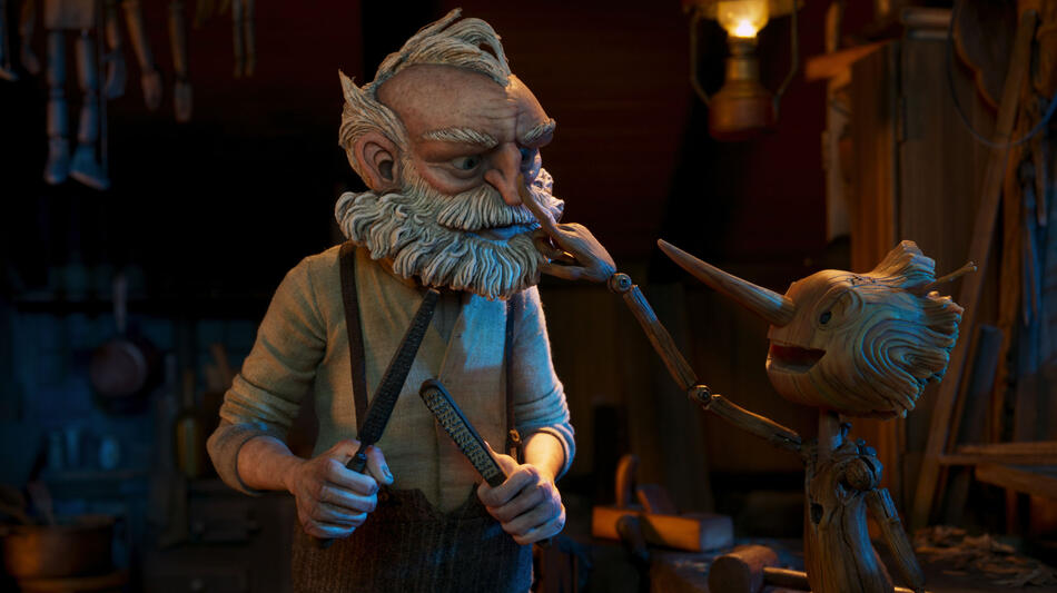(S-D) Gepetto (voce di David Bradley) e Pinocchio (voce di Gregory Mann) in Pinocchio di Guillermo del Toro