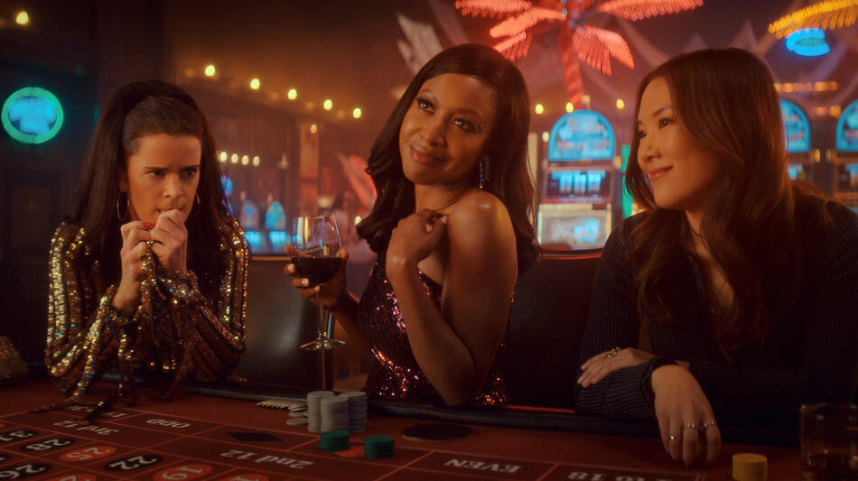 Mary Holland, Gabrielle Dennis e Ally Maki in Il premio del destino 1x05