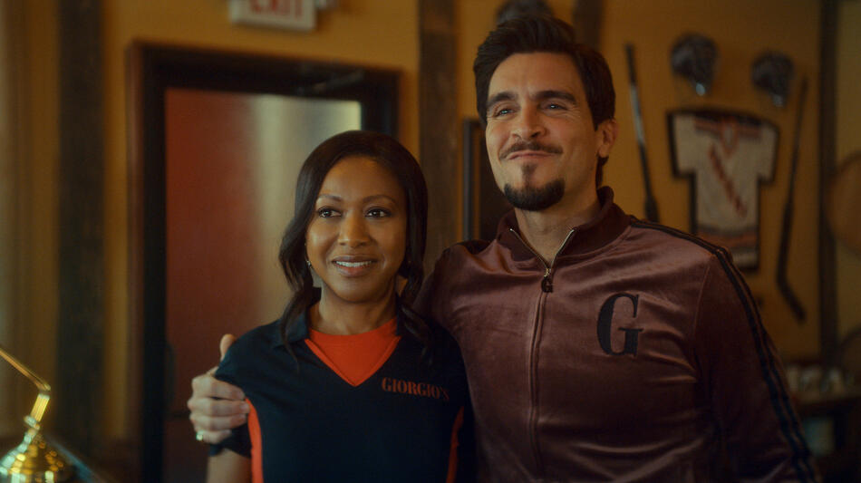 Gabrielle Dennis e Josh Segarra in Il premio del destino 2x07