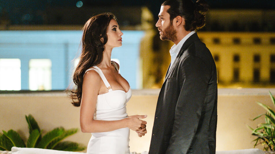 Francesca Chillemi (Viola) e Can Yaman (Francesco Demir) in Viola come il mare - Stagione 2, Puntata 6