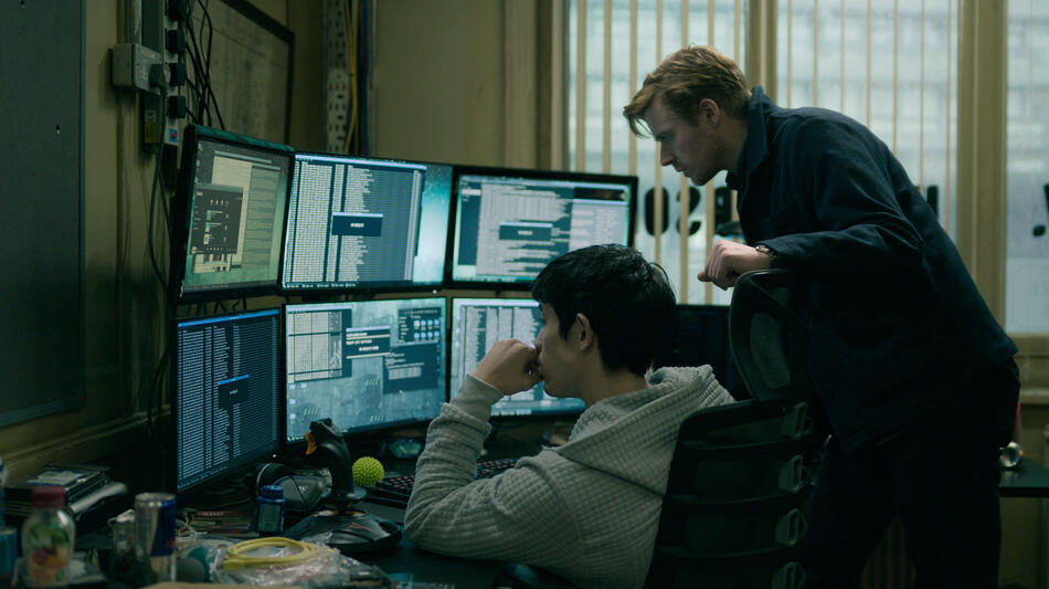 Jack Lowden e Christopher Chung in Slow Horses 1x02