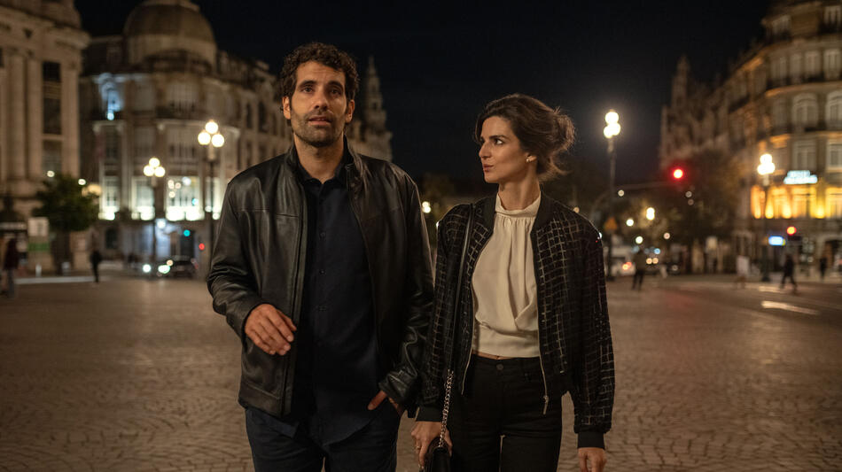 Tamar Novas come Daniel, Clara Lago come Ana in Gangs of Galicia 1x03