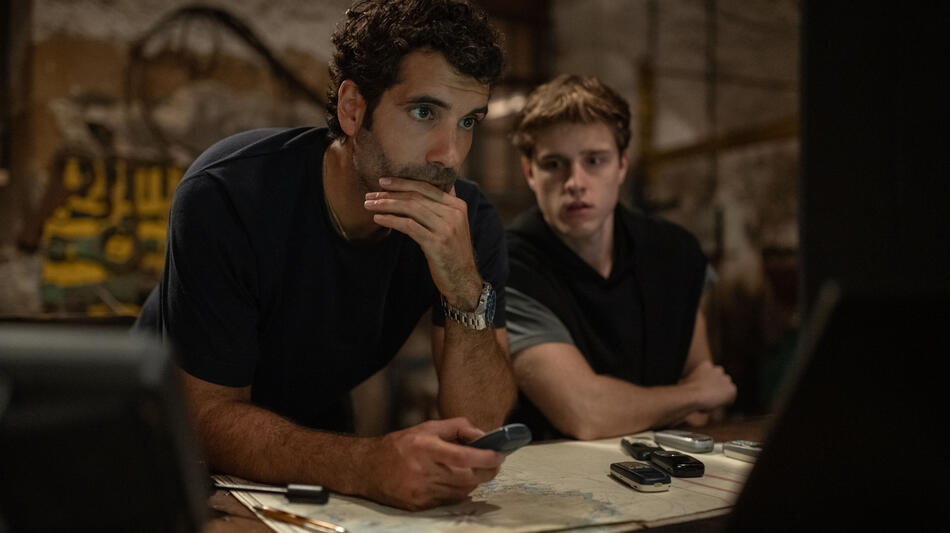 Tamar Novas come Daniel, Nuno Gallego come Marco in Gangs of Galicia 1x07