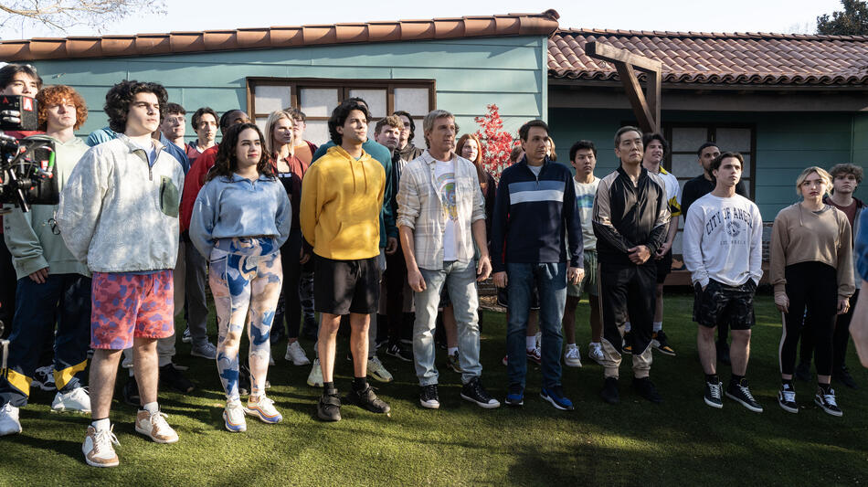 Griffin Santopietro, Mary Mouser, Xolo Maridueña, William Zabka, Ralph Macchio, Nathaniel Oh, Yuji Okumoto, Tanner Buchanan, Peyton List in Cobra Kai - Stagione 6