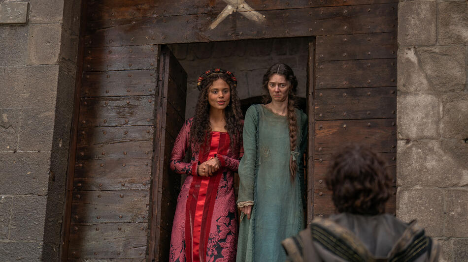 (S-D) Tessica Plummer come Filomena e Tanya Reynolds come Licisca in The Decameron 1x01