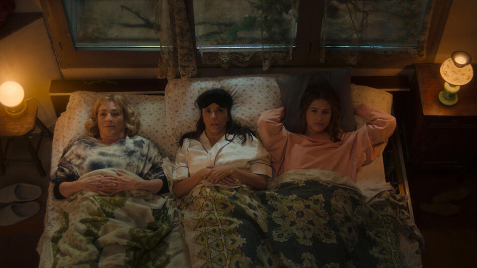 Carmen Maura, Victoria Bazúa e Eva Longoria in Tierra de mujeres - Intrecci di vite 1x03