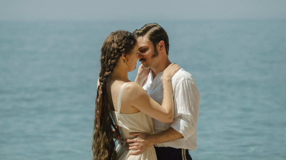 Dominique Devenport come Sissi e Jannik Schümann come Franz in Sissi 3x04