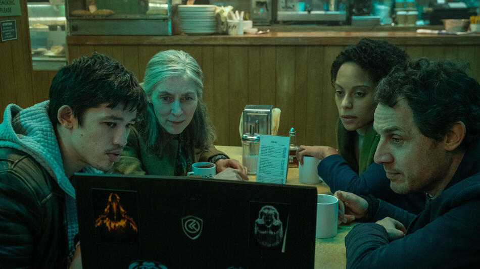 Christopher Chung, Saskia Reeves, Rosalind Eleazar e Dustin Demri-Burns in Slow Horses 1x06