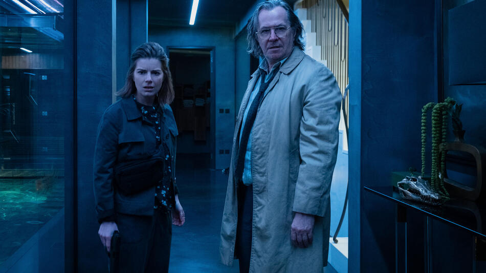 Gary Oldman e Aimee-Ffion Edwards in Slow Horses 2x04