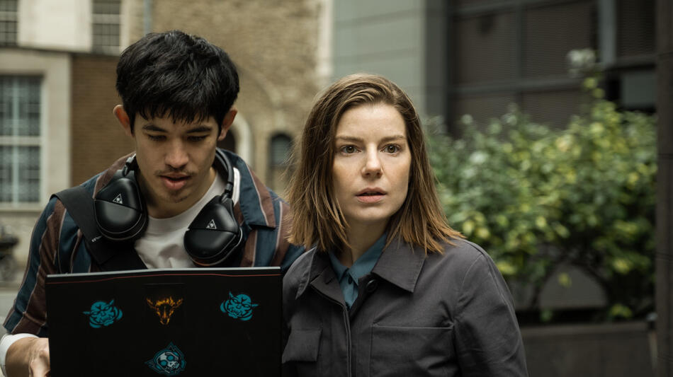 Christopher Chung e Aimee-Ffion Edwards in Slow Horses 2x05