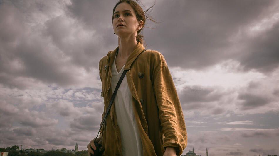 Katherine Waterston in Slow Horses 3x01