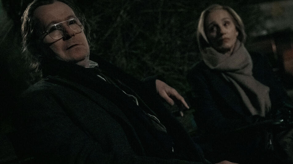 Gary Oldman e Kristin Scott Thomas in Slow Horses 1x03