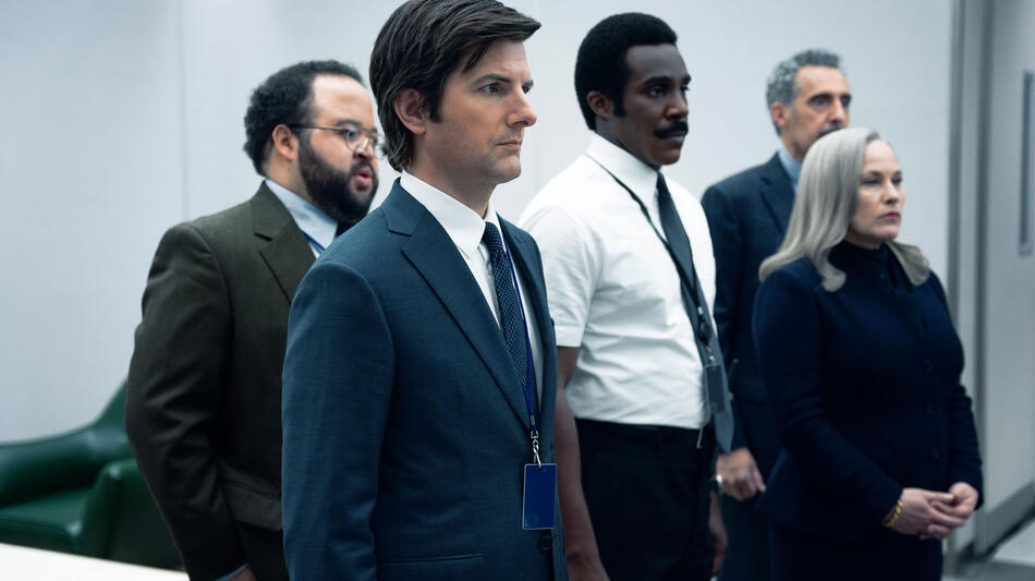 Adam Scott, Patricia Arquette, John Turturro, Tramell Tillman e Zach Cherry in Scissione 1x04