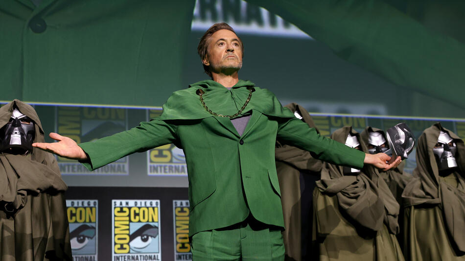 Robert Downey Jr. sul palco durante il Marvel Studios Panel nella Hall H al SDCC in San Diego, California il 27 luglio 2024