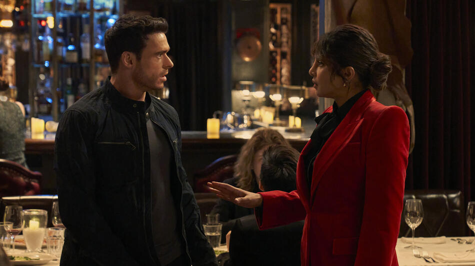 Richard Madden come Mason Kane, Priyanka Chopra Jonas come Nadia Sinh in Citadel 1x02