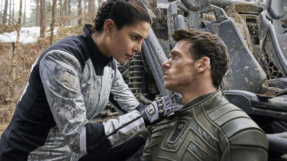 Priyanka Chopra Jonas come Nadia Sinh, Richard Madden come Mason Kane in Citadel 1x03