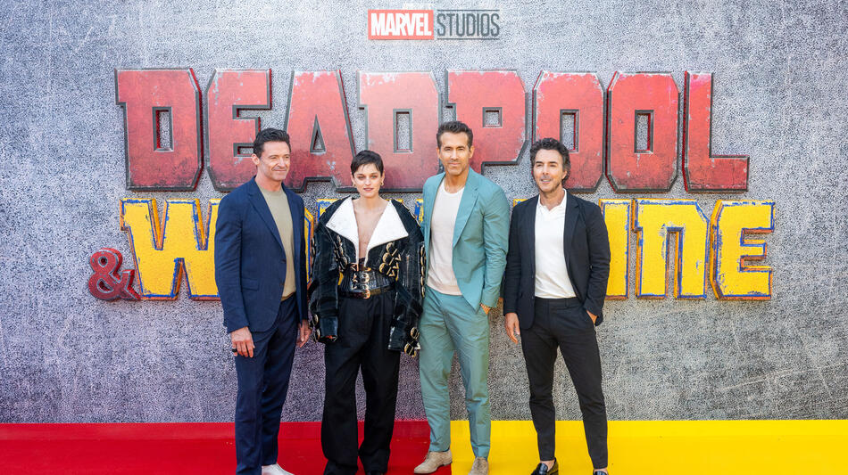 (S-D) Hugh Jackman, Emma Corrin, Ryan Reynolds e Shawn Levy partecipano all'evento fan del Regno Unito dei Marvel Studios Deadpool & Wolverine all'Eventim Apollo, Londra, l'11 luglio 2024.