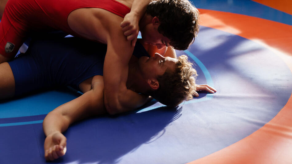 Fernando Líndez come Joel, André Lamoglia come Iván in Elite 8x02